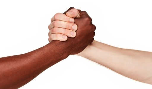 Instituições de ensino devem realizar campanhas de combate ao racismo ao longo do ano em Poços