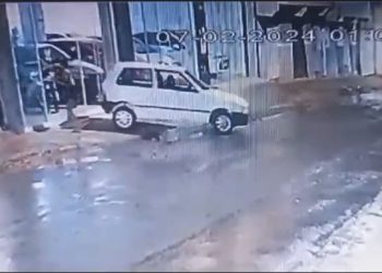 VÍDEO: casal é preso após invadir concessionária e furtar veículo