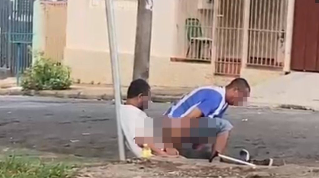 Homens são detidos após serem flagrados fazendo sexo em praça pública