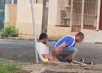 Homens são detidos após serem flagrados fazendo sexo em praça pública
