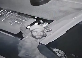 VÍDEO: suspeito invade choperia e furta televisões e diversos produtos em Poços de Caldas