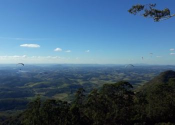 Piloto de paraglider fica ferido em acidente durante voo em Poços de Caldas