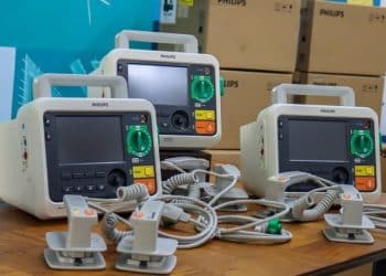 PUC Poços doa equipamentos médicos para Santa Casa