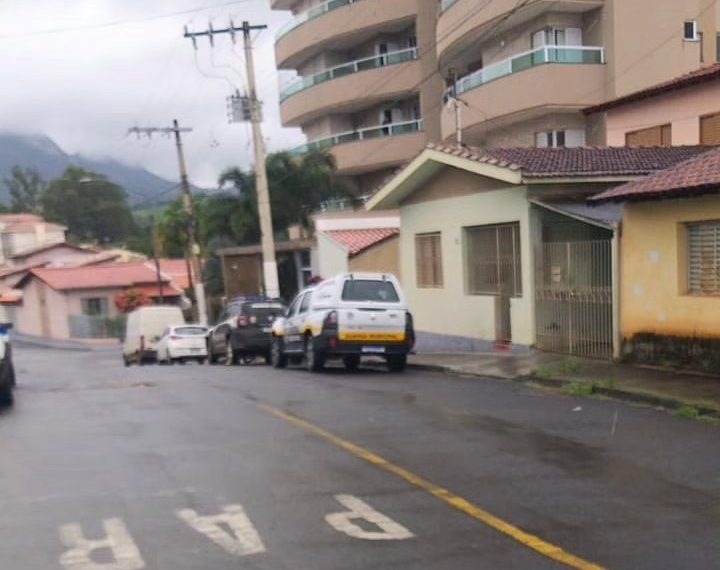 Após briga de casal: polícia investiga se cachorro foi jogado do 3º andar de prédio