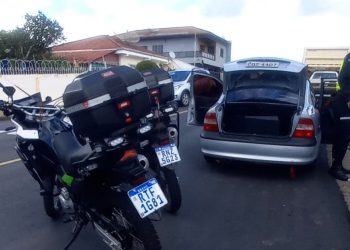 Condutor perde controle de carreta carregada e sobe em trevo de Campestre