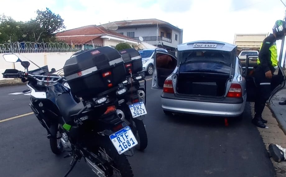 Motorista tem veículo apreendido após dar ‘cavalo de pau’ ao avistar blitz em Poços de Caldas
