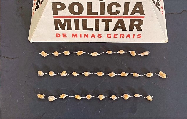 Adolescente joga droga em rio ao ser abordado pela PM, mas é apreendido em Poços