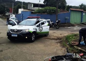 Dupla cai de moto sem placa após fugir de abordagem da GCM e Demutran em Poços