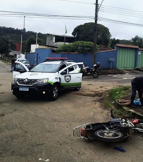 Dupla cai de moto sem placa após fugir de abordagem da GCM e Demutran em Poços