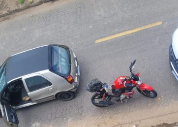 Acidente entre carro e moto é registrado na zona oeste de Poços