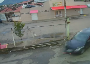 Condutor troca de lugar com passageira após derrubar portão de almoxarifado em Andradas