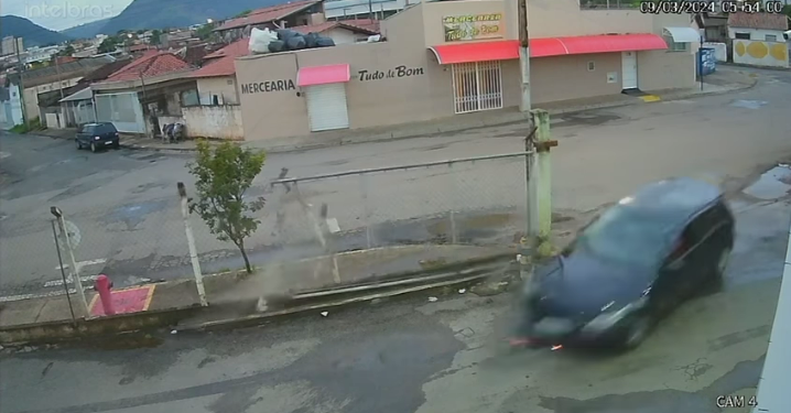 Condutor troca de lugar com passageira após derrubar portão de almoxarifado em Andradas