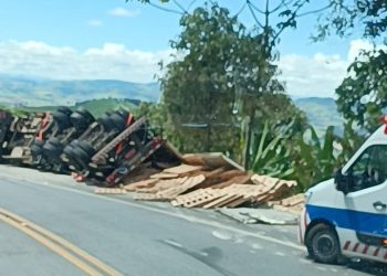 SUSTO | Motorista fica ferido após caminhão tombar na BR-459