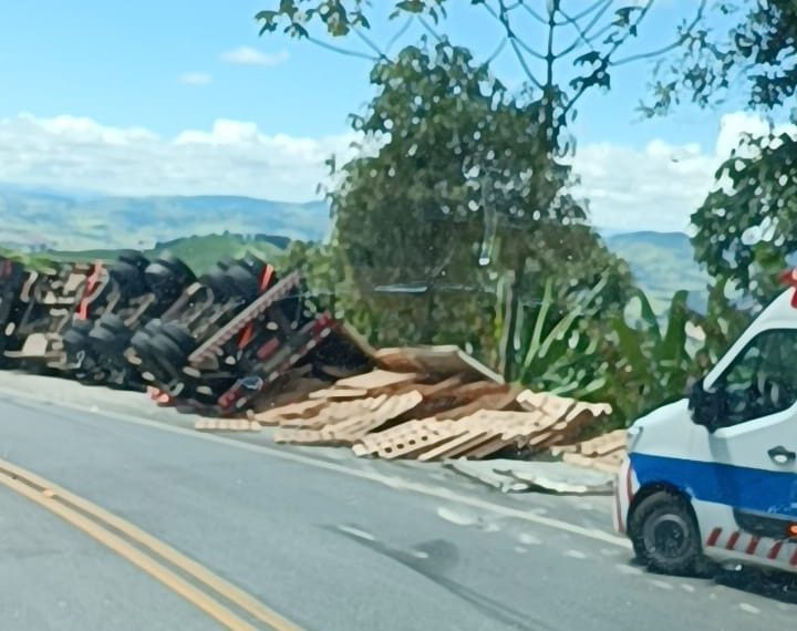 SUSTO | Motorista fica ferido após caminhão tombar na BR-459
