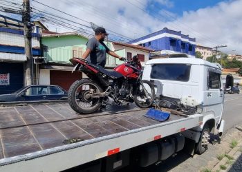 Motociclista é preso por direção perigosa após tentar fugir da PM e bater em viatura em Poços