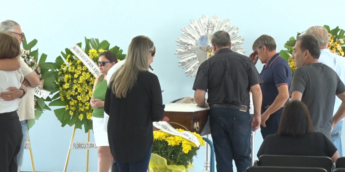 Velório de Pedro Bertozzi é marcado por emoção de familiares e amigos