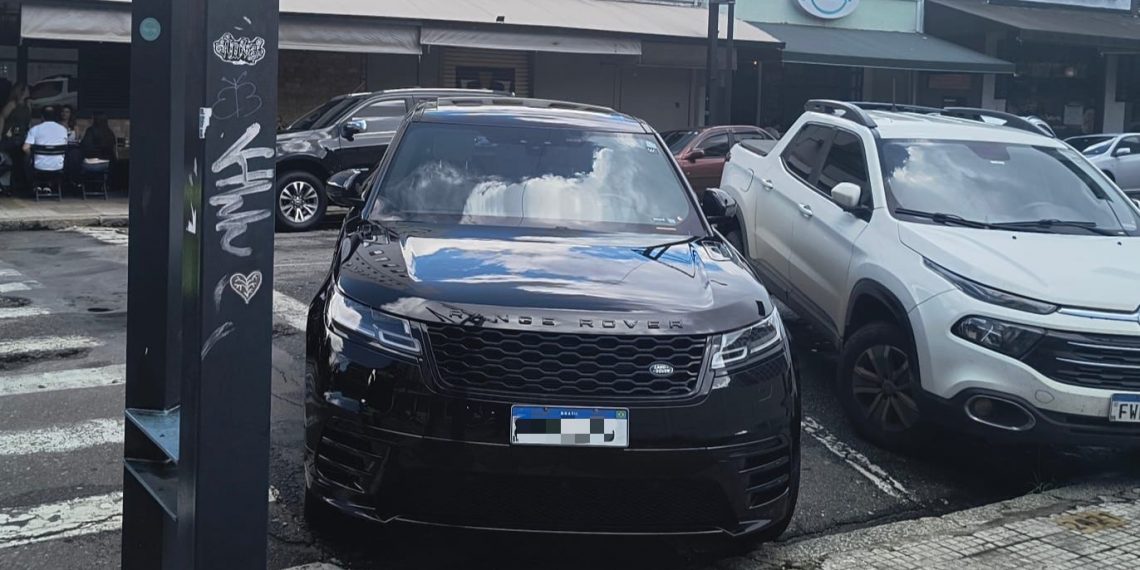 Empresário foge de abordagem em carro de luxo com mais de R$ 20 mil em multas e dívidas de IPVA