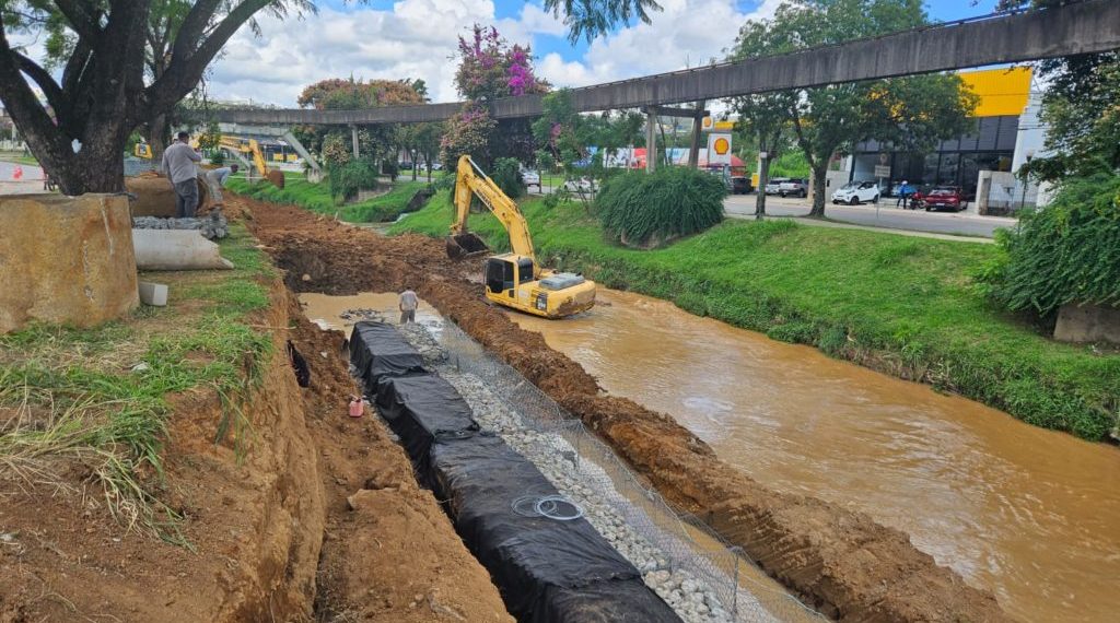 Prefeitura continua obras de gabiões na Avenida João Pinheiro em Poços de Caldas