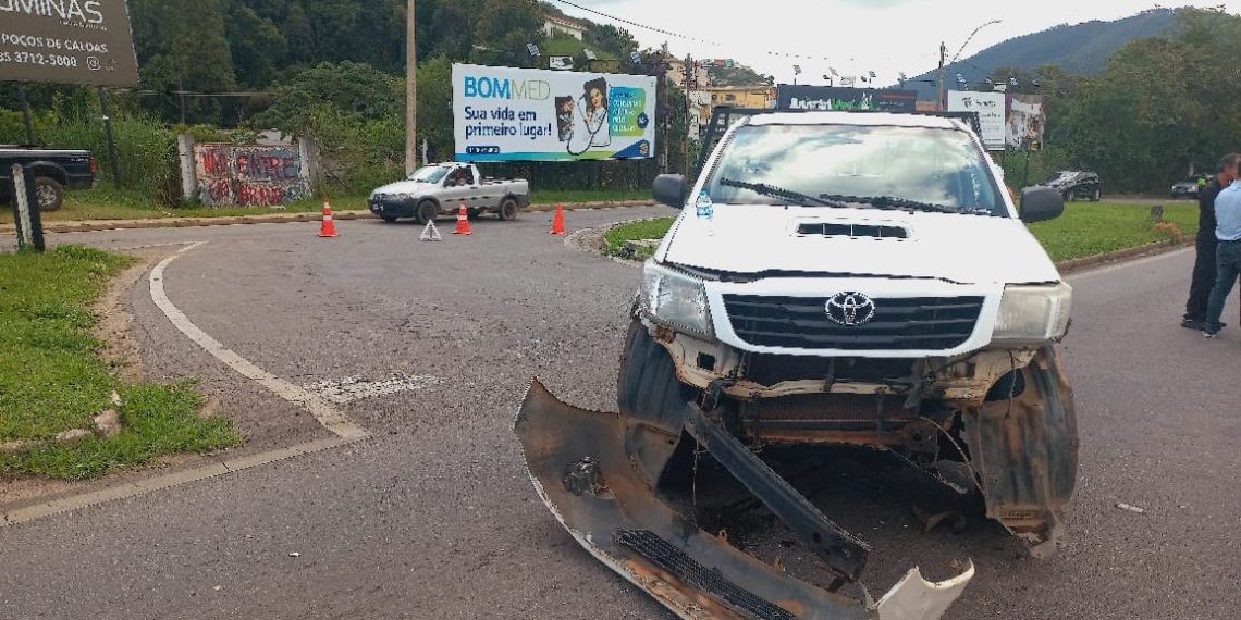 Acidente entre caminhonete e viatura da PC é registrado em Poços de Caldas