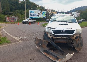 Acidente entre caminhonete e viatura da PC é registrado em Poços de Caldas