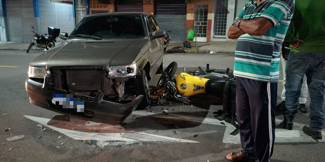 Homem fica ferido após acidente entre carro e moto na Zona Leste de Poços de Caldas