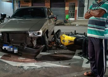 Homem fica ferido após acidente entre carro e moto na Zona Leste de Poços de Caldas