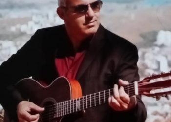 Projeto leva aulas de violão gratuitamente à Casa do Caminho em Poços de Caldas