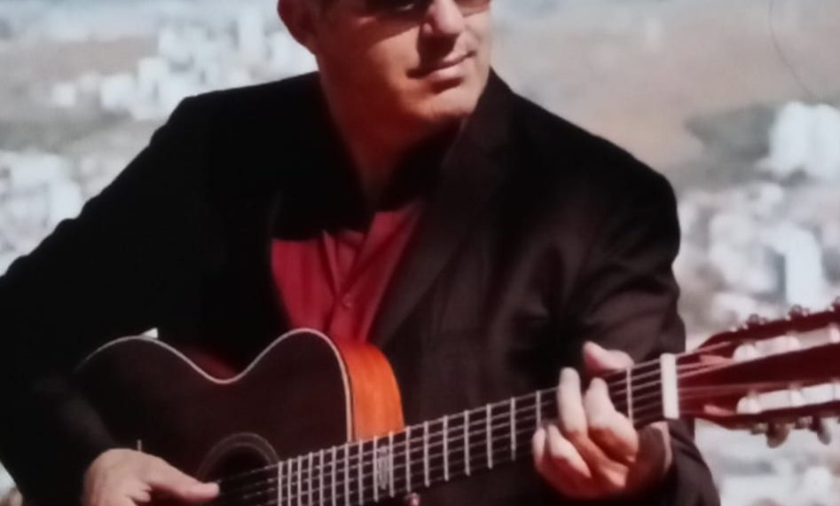 Projeto leva aulas de violão gratuitamente à Casa do Caminho em Poços de Caldas