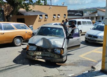 Homem é preso pela PM após bater carro furtado em Poços de Caldas