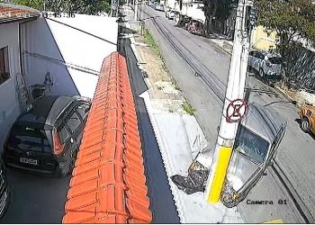 VÍDEO: veja o momento em que ladrão bate carro furtado em Poços