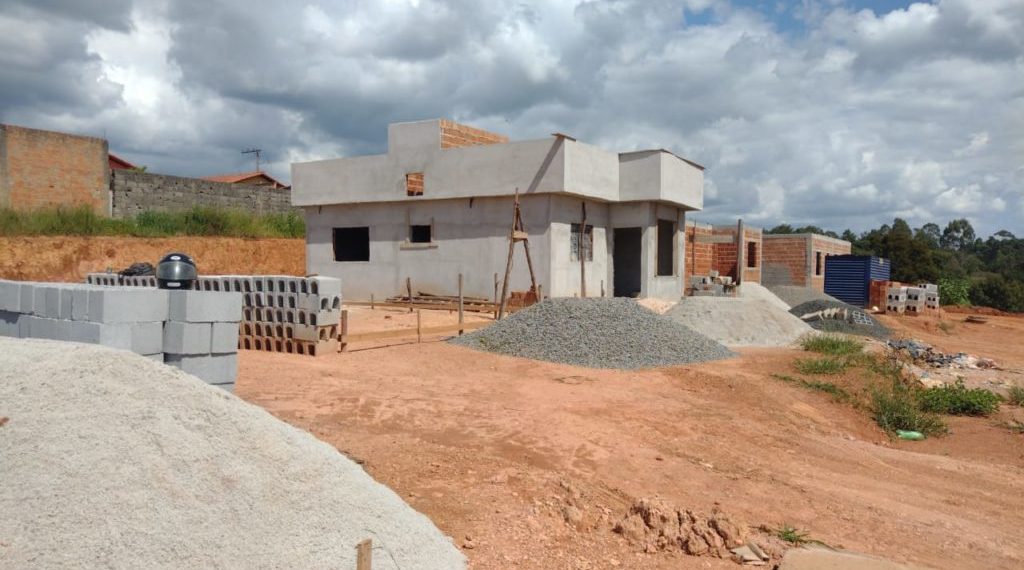 Famílias de Poços recebem material de construção da Prefeitura