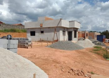 Famílias de Poços recebem material de construção da Prefeitura