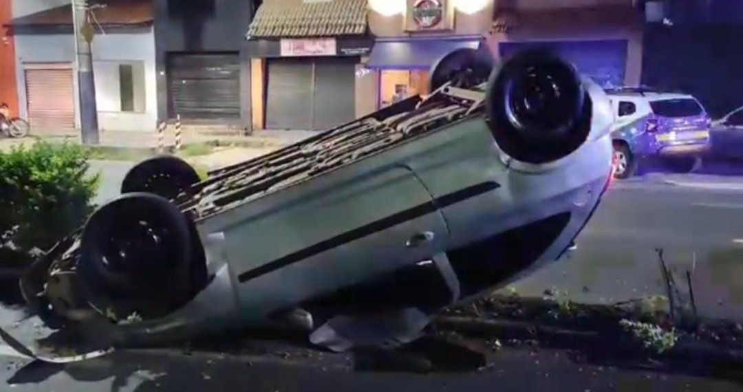 Carro bate em dois veículos e capota em avenida de Poços de Caldas