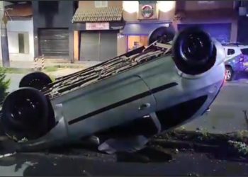 Carro bate em dois veículos e capota em avenida de Poços de Caldas