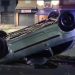 Carro bate em dois veículos e capota em avenida de Poços de Caldas