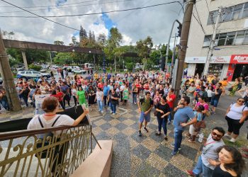 Servidores Públicos protestam em frente à Prefeitura de Poços de Caldas