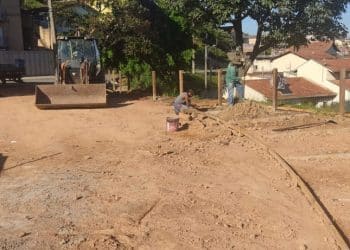 Obra de deck é realizada no Mirante do bairro São João em Poços