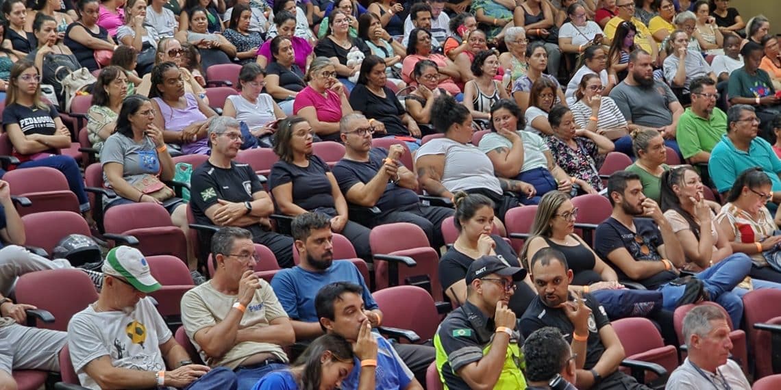 Servidores municipais de Poços rediscutem acordo coletivo em assembleia