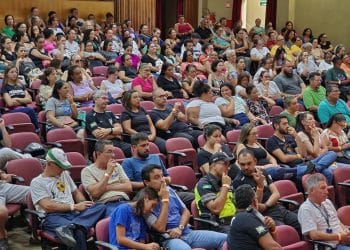 Servidores municipais de Poços rediscutem acordo coletivo em assembleia