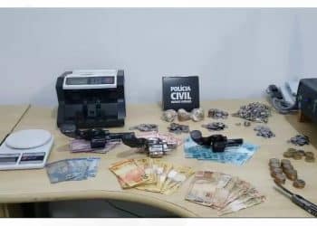 Dupla é presa suspeita de tráfico de drogas e armas são apreendidas pela PC em Poços