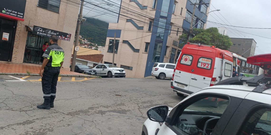 Motociclista fica ferido em acidente no centro de Poços de Caldas