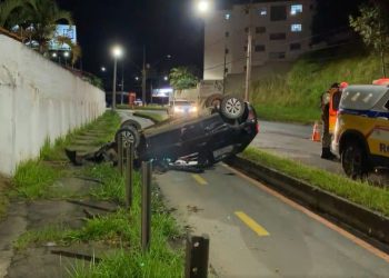 Condutor perde o controle e capota Gol preto em Poços de Caldas