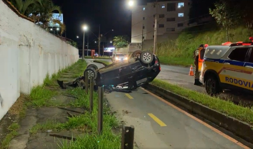 Condutor perde o controle e capota Gol preto em Poços de Caldas
