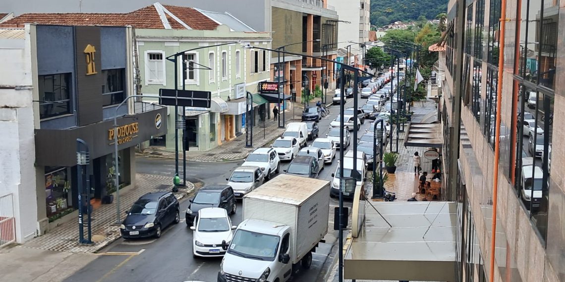 Motoristas de app fazem buzinaço no centro de Poços conta PLP 12/2024