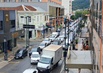 Motoristas de app fazem buzinaço no centro de Poços conta PLP 12/2024
