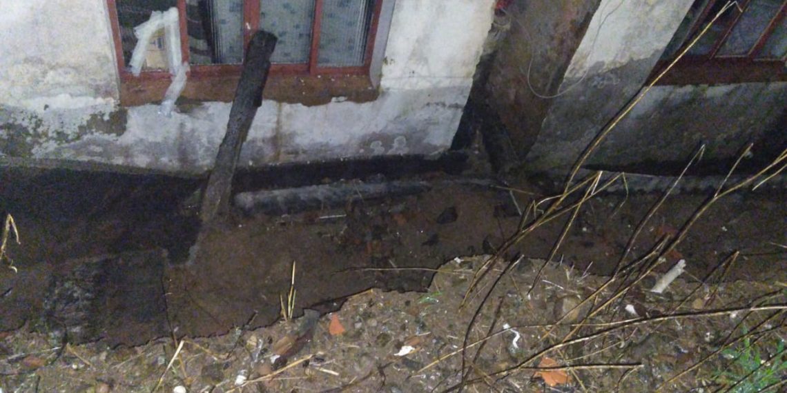 Muro desaba no bairro Santa Ângela e deixa família isolada