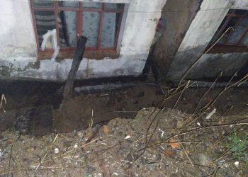 Muro desaba no bairro Santa Ângela e deixa família isolada