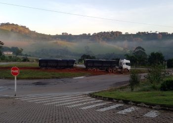 Condutor perde controle de carreta carregada e sobe em trevo de Campestre