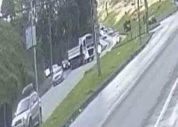 Câmera registra novo acidente em trevo perigoso de Poços de Caldas