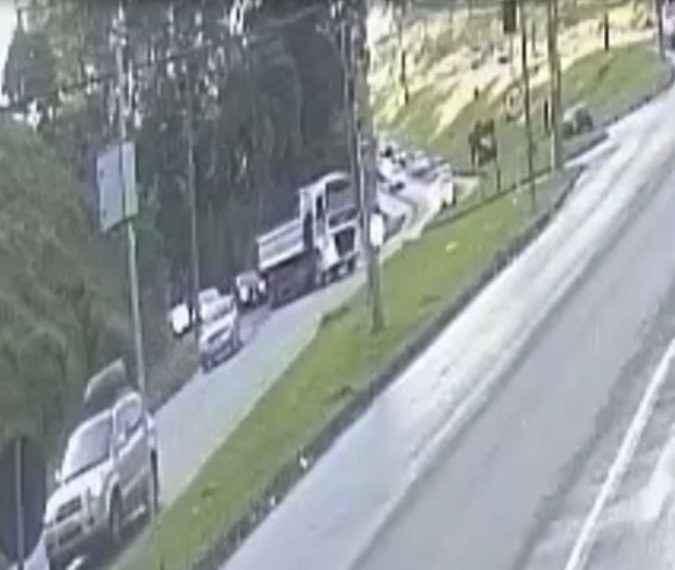 Câmera registra novo acidente em trevo perigoso de Poços de Caldas